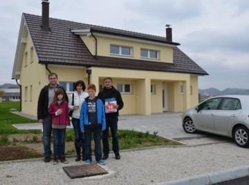 Prve družine iz naselja Vrbina prejele ključe novih stanovanjskih objektov